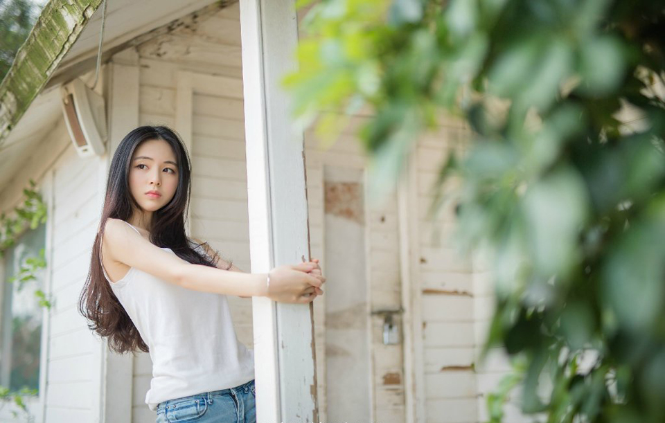 我说:”怕什么,风头早过去了。你以为咱们警察真那么关心破案啊,大部分案子都是顺便破的,比如说抓住一个街上偷东西的,结果审出来杀了人。一般杀人的案子都是这么破的。”——韩寒《一座城池》